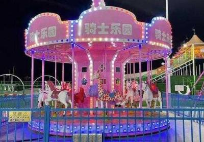 电动木即将突出的旋转木棒 木制电车