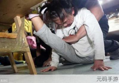 舞蹈生戴小玩具练劈叉 跳舞小玩具